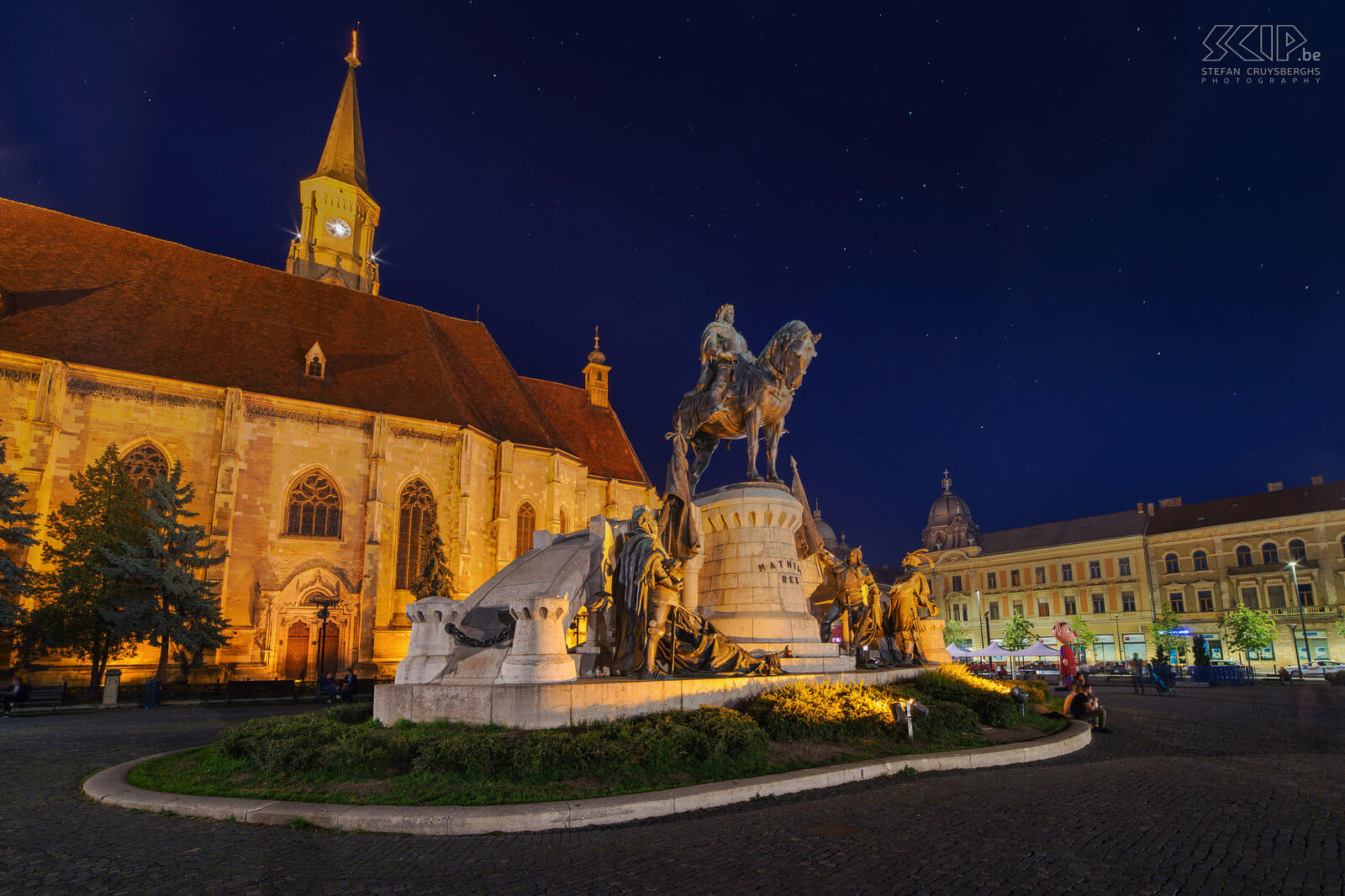 Cluj-Napoca - St. Michaelskerk De St. Michaelskerk (Roemeens: Biserica Sfântul Mihail, Hongaars: Szent Mihály-templom) is een rooms-katholieke gotische kerk in Cluj-Napoca. De bouw begon in 1442 en de toren die er vandaag staat, is gebouwd in 1862. Op het plein staat een monument voor Matthias Corvinus. Stefan Cruysberghs